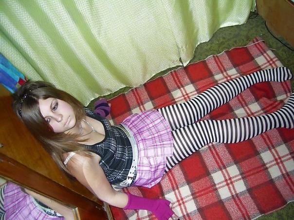 25P Nylon - upskirt - leg 17