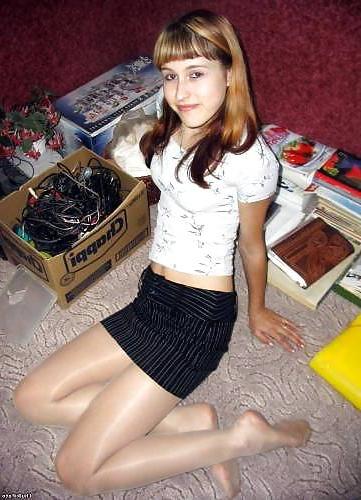 25P Nylon - upskirt - leg 17