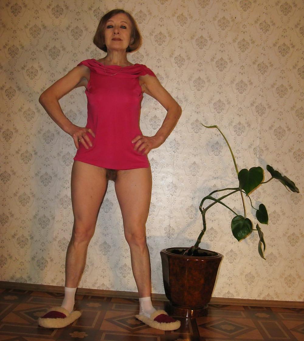 19P Mature woman shows herself.