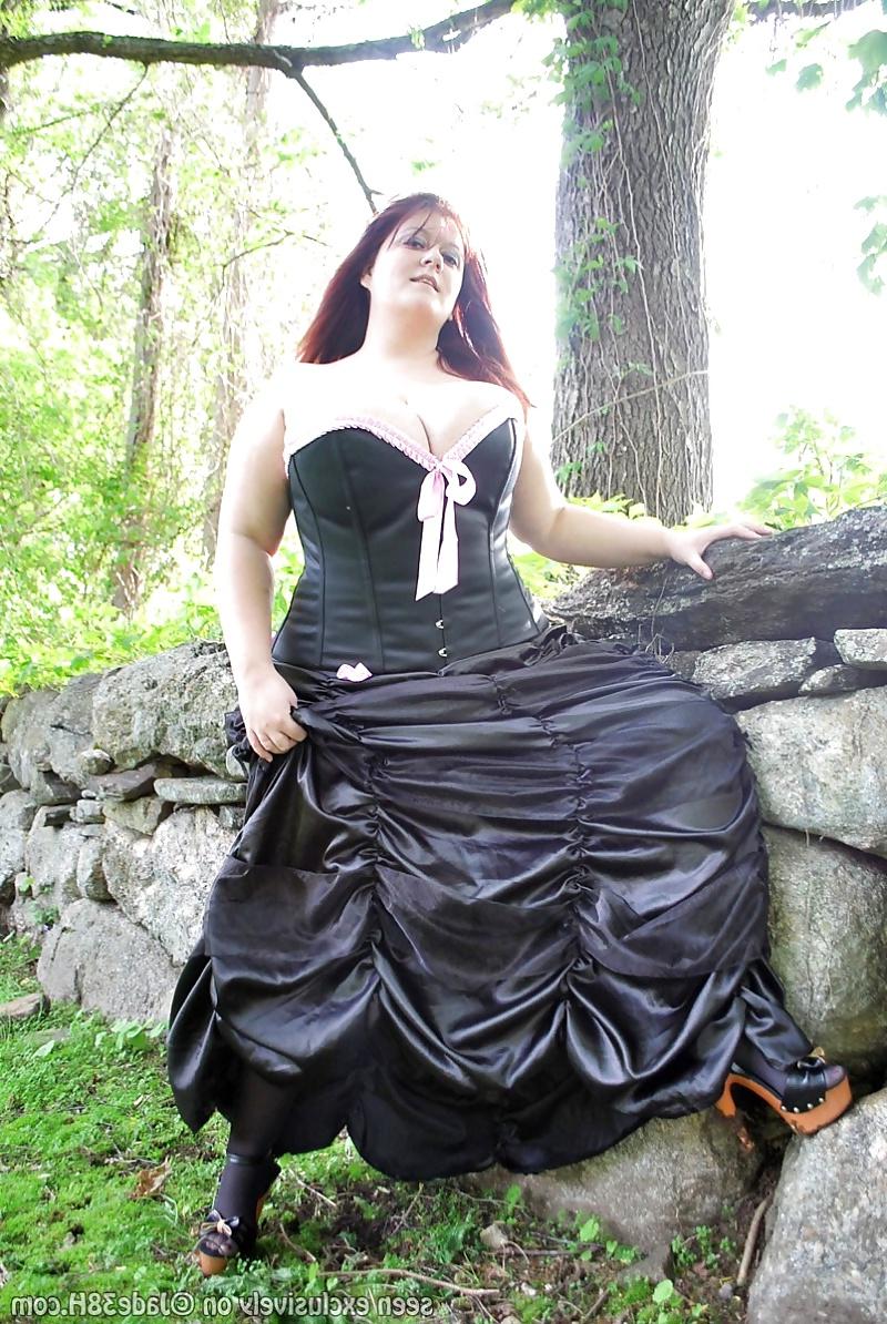25P Curvaceous girls in leather, costumes & fetish clothing