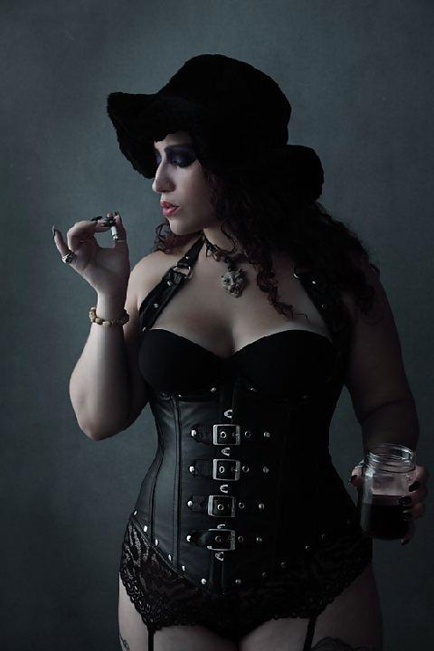 25P Curvaceous girls in leather, costumes & fetish clothing