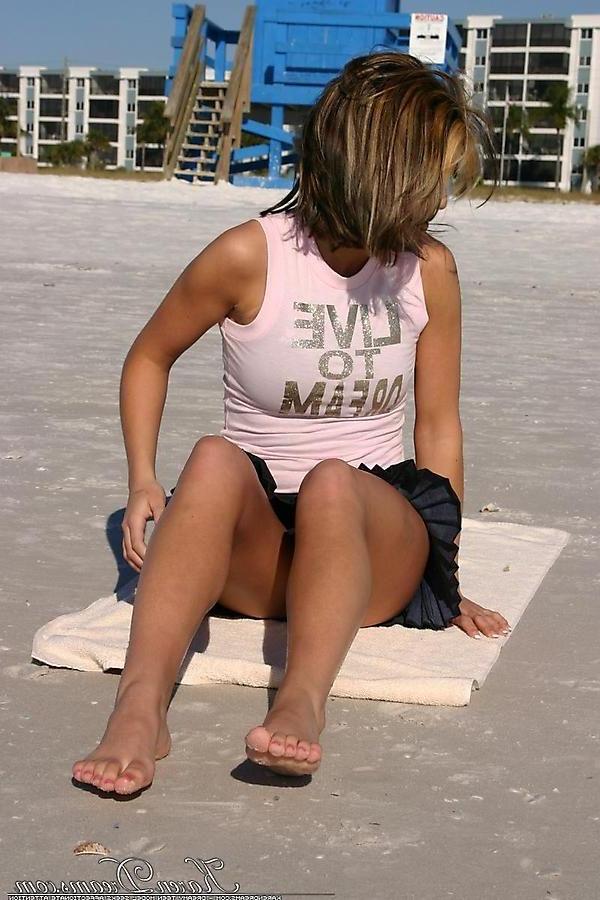 20P Pictures of Karen Dreams showing off her sexy legs on a beach