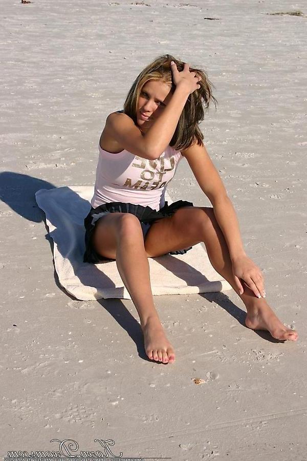 20P Pictures of Karen Dreams showing off her sexy legs on a beach