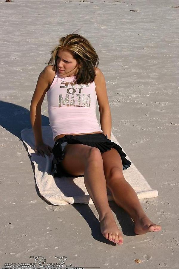 20P Pictures of Karen Dreams showing off her sexy legs on a beach