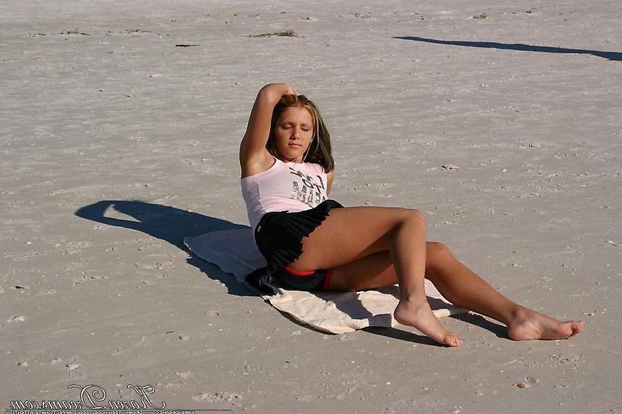 20P Pictures of Karen Dreams showing off her sexy legs on a beach