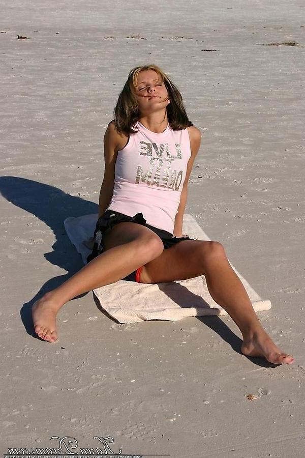 20P Pictures of Karen Dreams showing off her sexy legs on a beach
