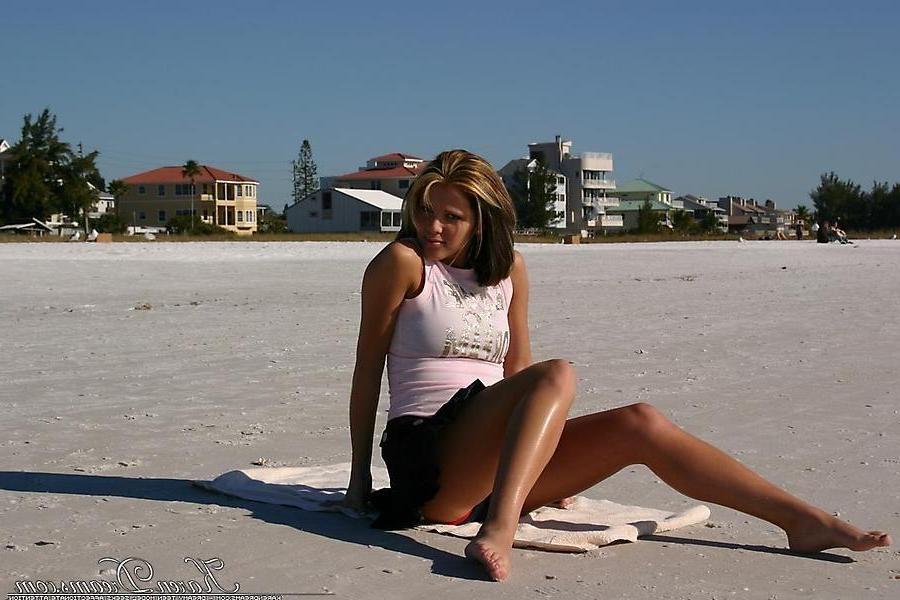 20P Pictures of Karen Dreams showing off her sexy legs on a beach