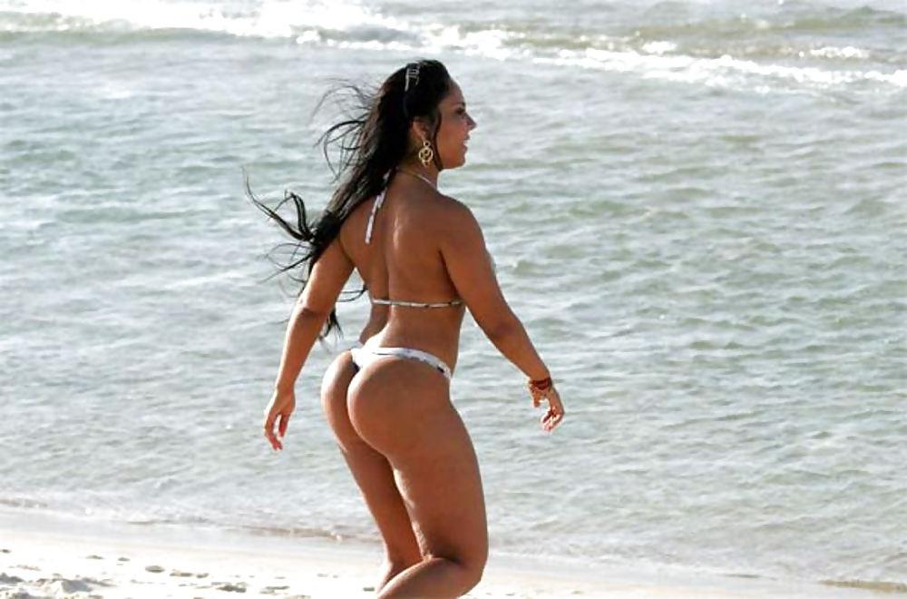 25P Bundas na Praia (Butts on the Beach)