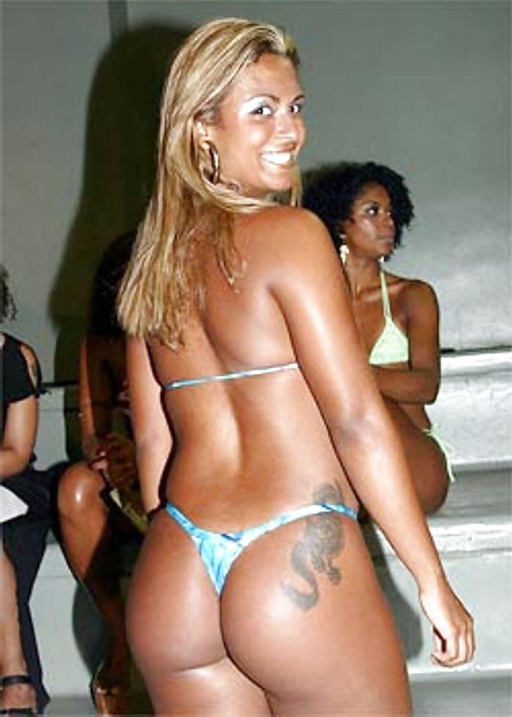 25P Bundas na Praia (Butts on the Beach)