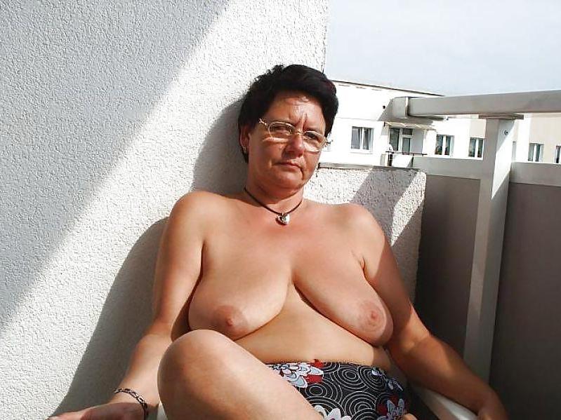 19P Older women naked outdoor 2.