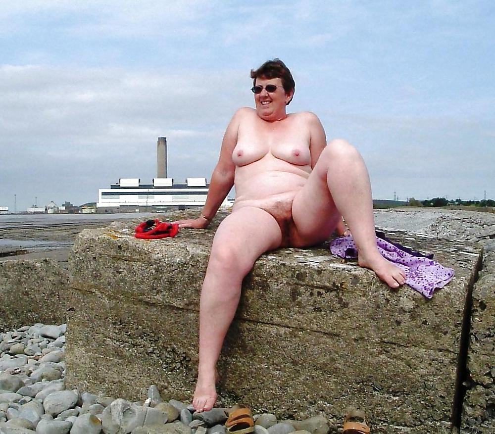 19P Older women naked outdoor 2.
