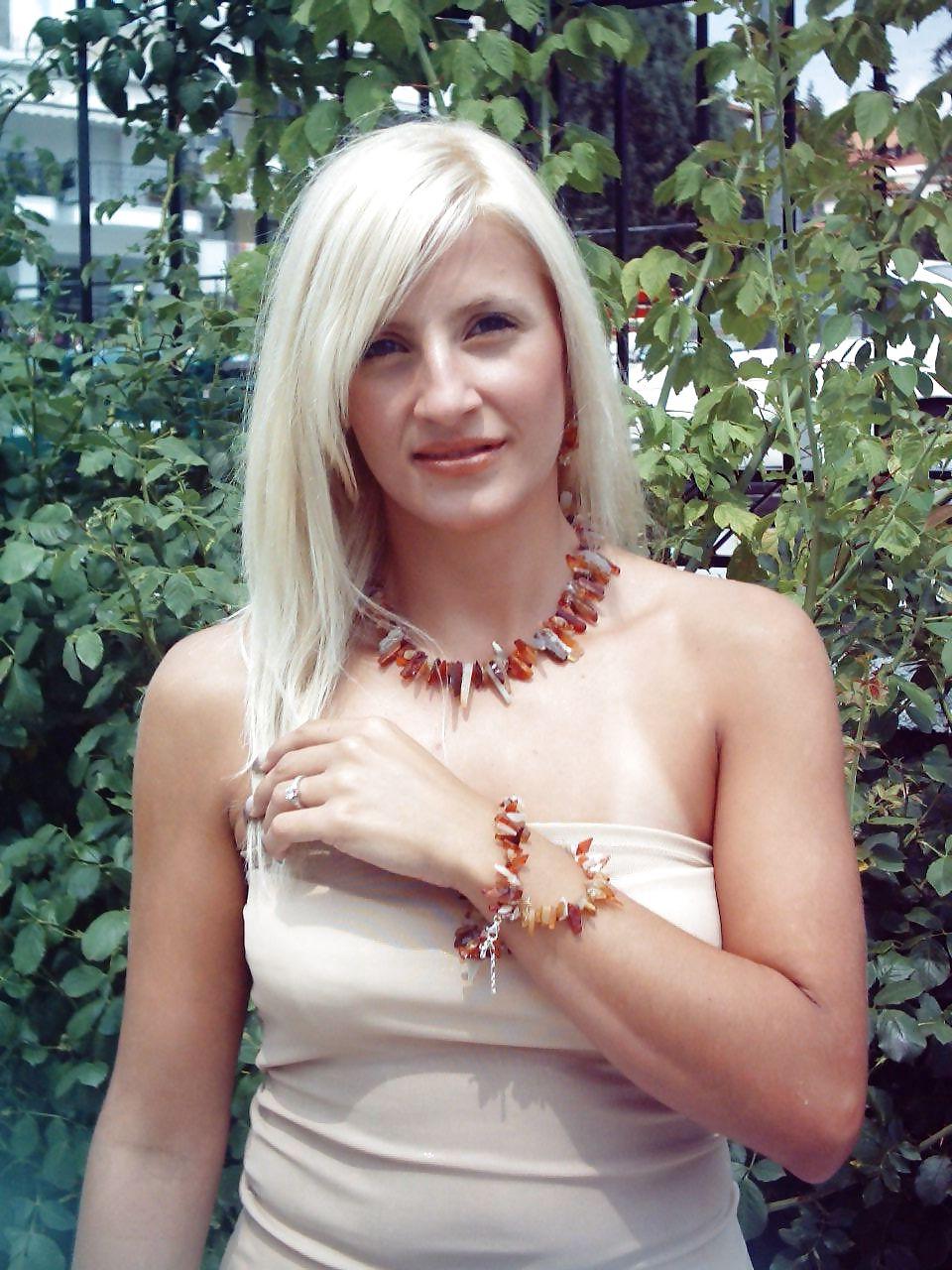 16P Nice blonde woman