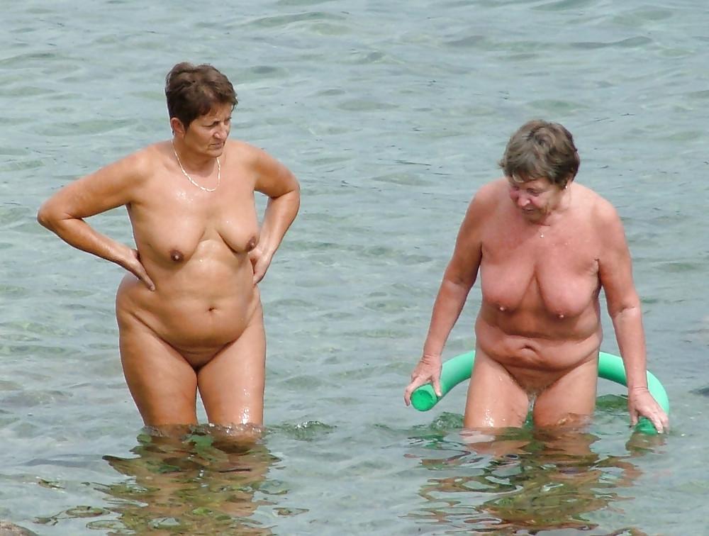 20P Naked beach 132.