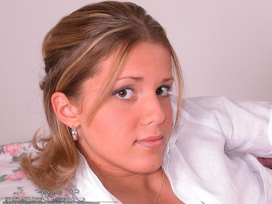 20P Pictures of teen girl Karen Dreams showing her sexy legs and feet