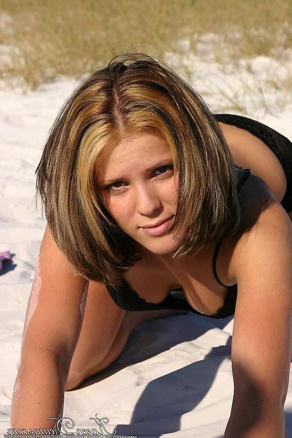 20P Pictures of Karen Dreams looking hot on a beach