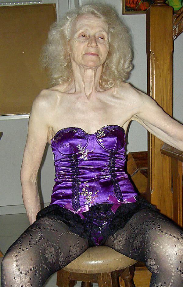 20P GRANNY  josee    nice old woman   