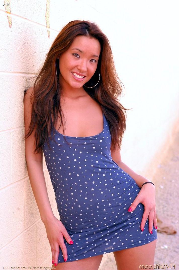 20P Pictures of asian teen Miko flashing outside