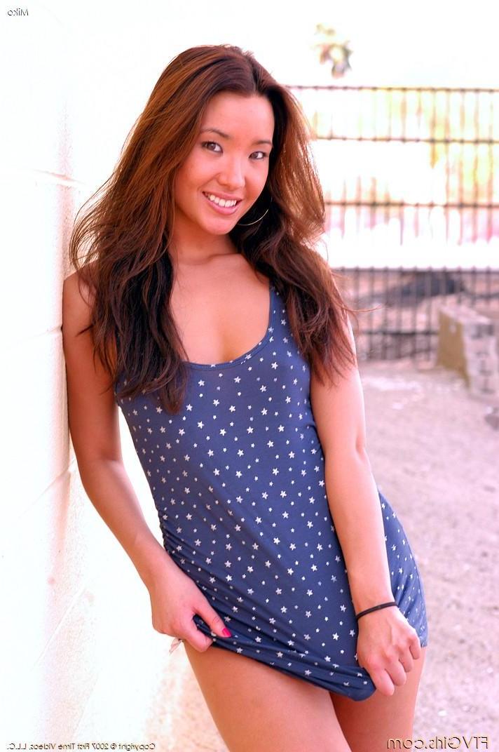 20P Pictures of asian teen Miko flashing outside