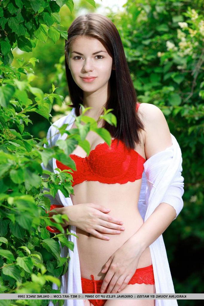 18P Karolina Young strips her sexy red lingerie outside
