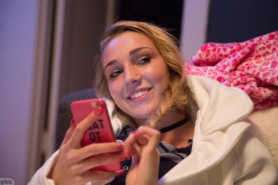 8P Blonde tease Kendra Sunderland has some fun all around town