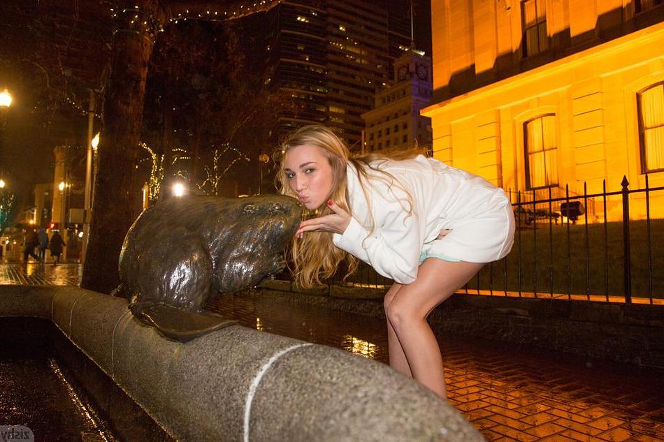 8P Blonde tease Kendra Sunderland has some fun all around town