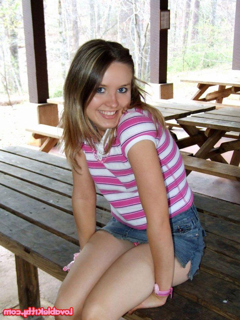 15P Pictures of Lovable Kitty flashing outside