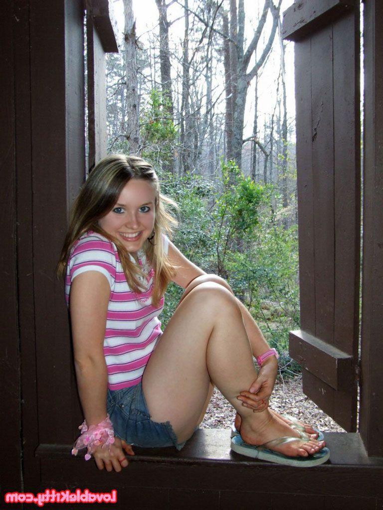 15P Pictures of Lovable Kitty flashing outside