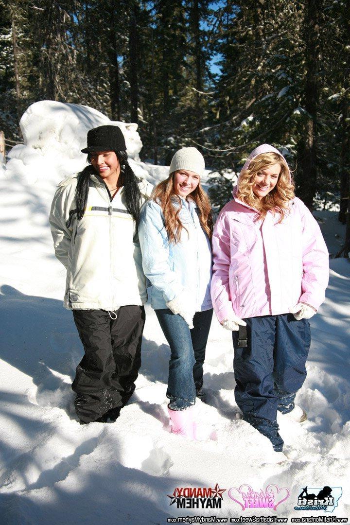 15P Pictures of teen Kristi Montana flashing outside with her friends