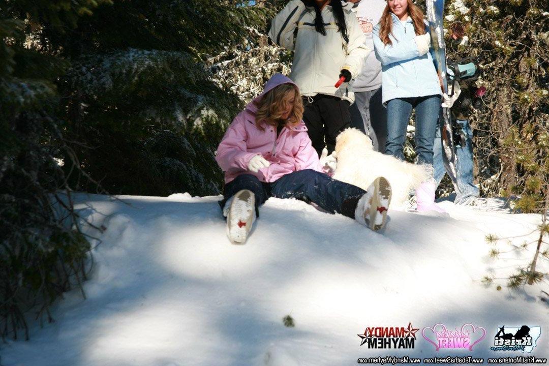 15P Pictures of teen Kristi Montana flashing outside with her friends