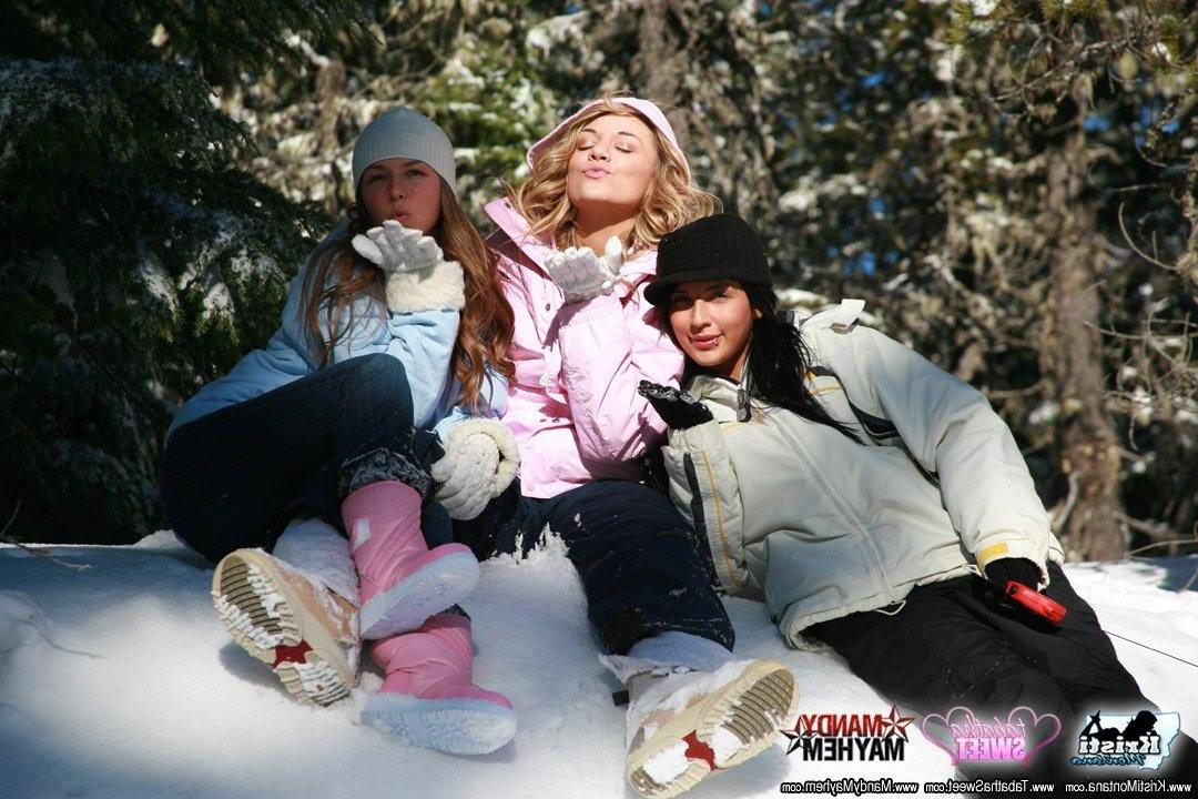 15P Pictures of teen Kristi Montana flashing outside with her friends