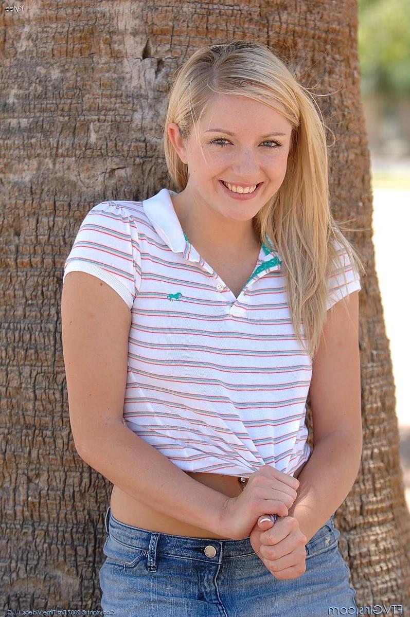 15P Pictures of Kylee Reese flashing her pussy outside