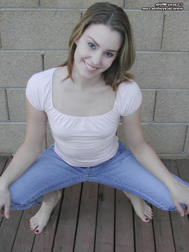 20P Pictures of Lacey White flashing outside