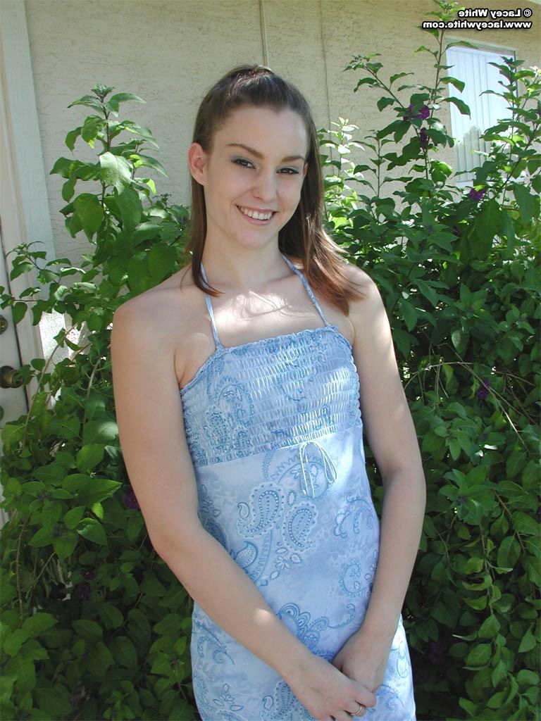 20P Pictures of Lacey White flashing outside