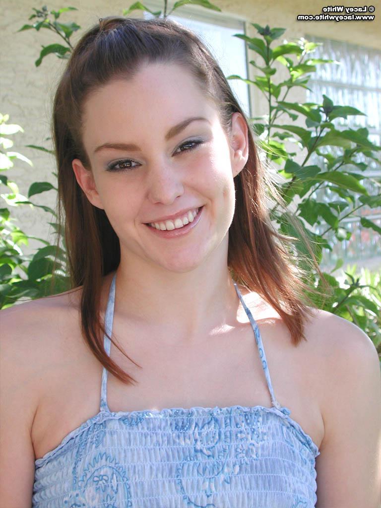 20P Pictures of Lacey White flashing outside