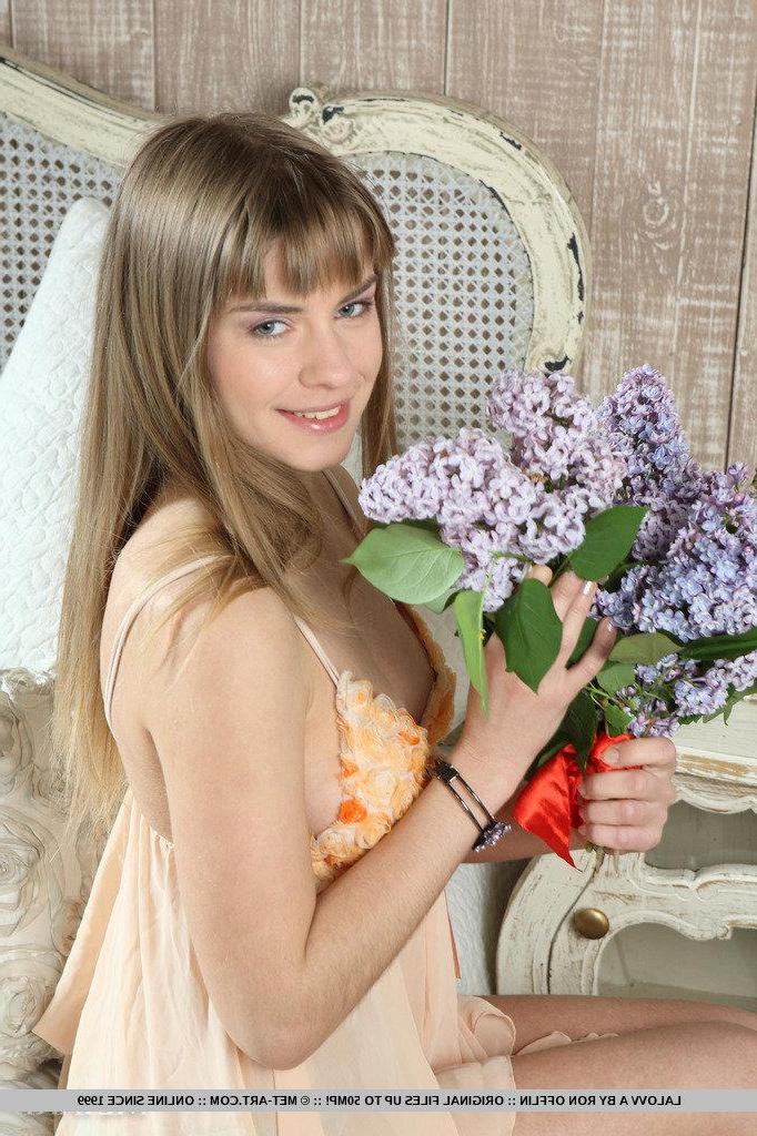 18P Pictures of teen girl Lalovv A showing her pretty flower