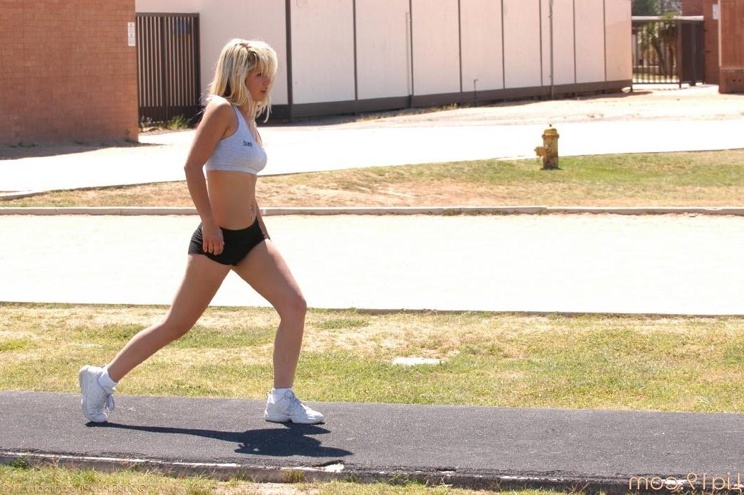 20P Pictures of Lia 19 flashing you outside