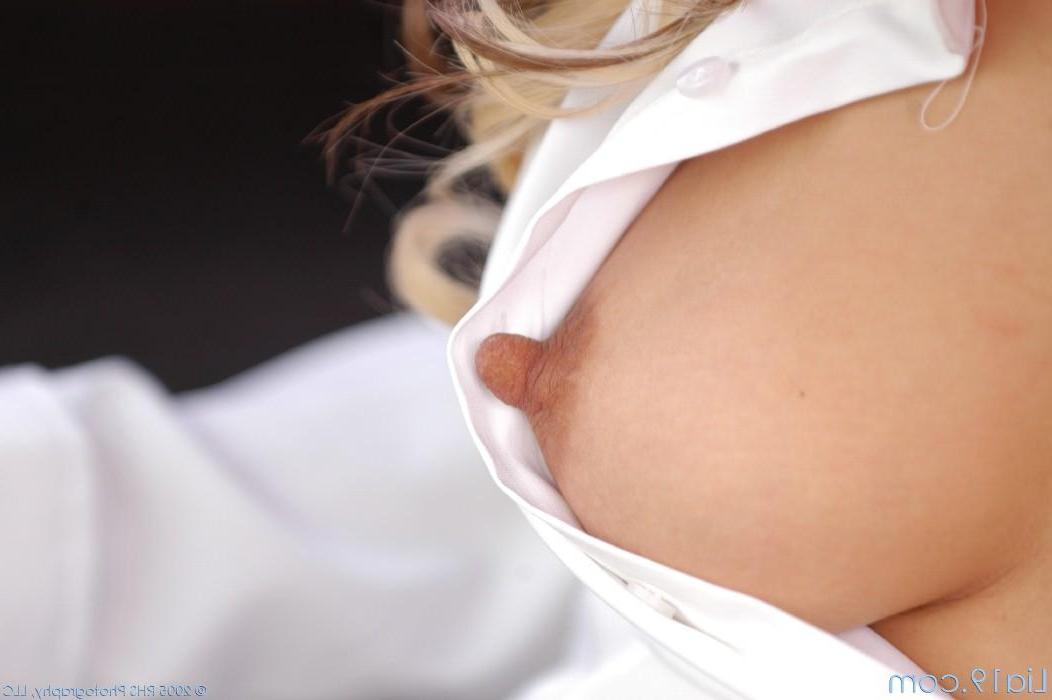 20P Photos de la jeune bombasse Lia 19 vous exhibant dehors