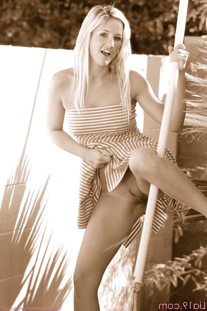 20P Pictures of Lia 19 flashing her fun parts outside