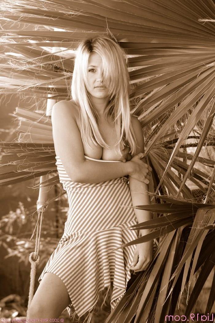 20P Pictures of Lia 19 flashing her fun parts outside