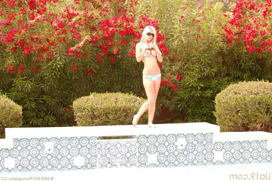 20P Pictures of Lia 19 flashing in her bikini