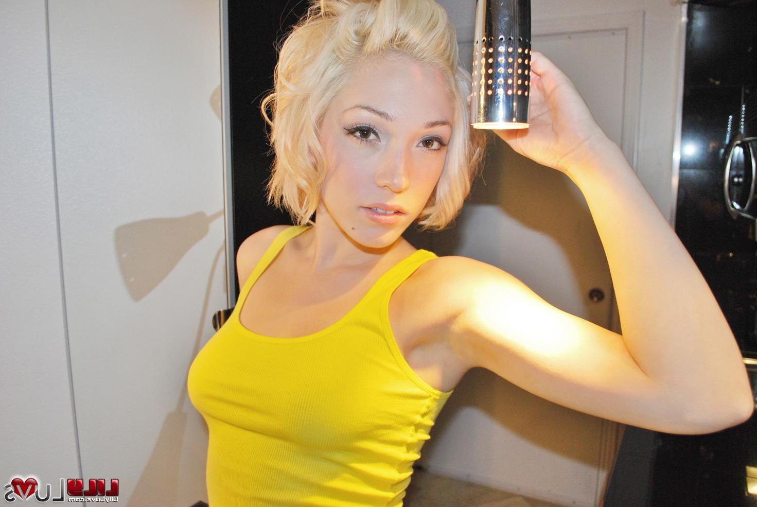 20P Pictures of Lily Luvs teasing with her perfect legs