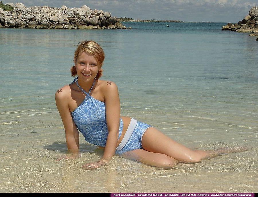 20P Pictures of teen Lindsey Marshal going for a skinny dip on a beach