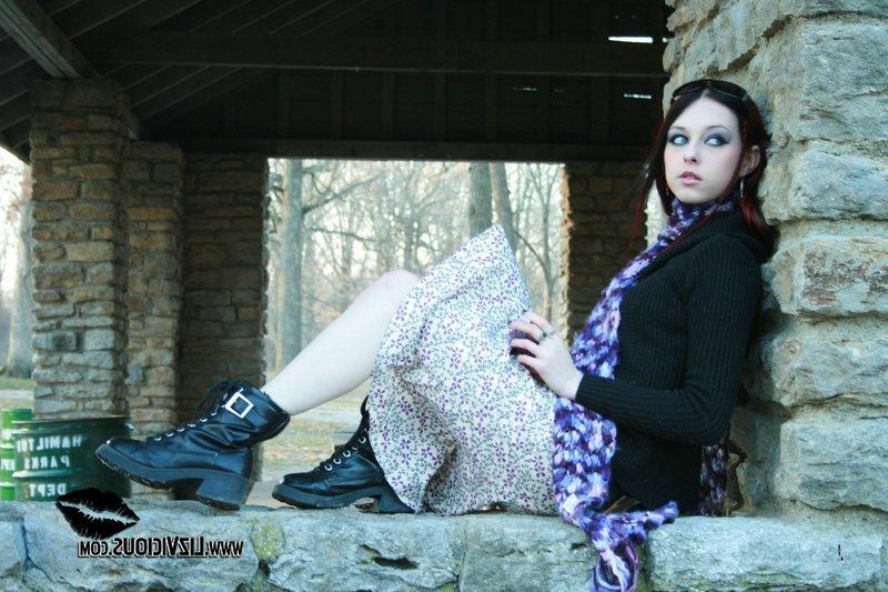 20P Pictures of Liz Vicious flashing her pussy outside