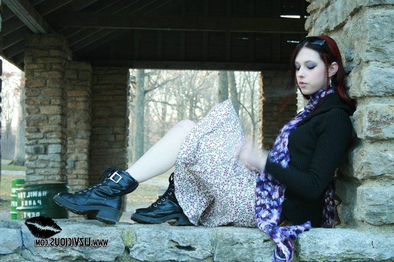 20P Pictures of Liz Vicious flashing her pussy outside