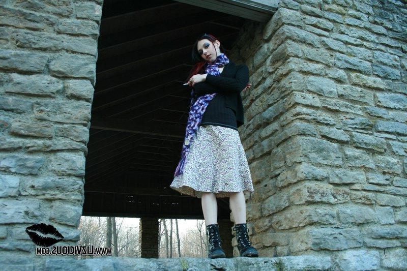 20P Pictures of Liz Vicious flashing her pussy outside