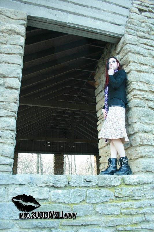 20P Pictures of Liz Vicious flashing her pussy outside