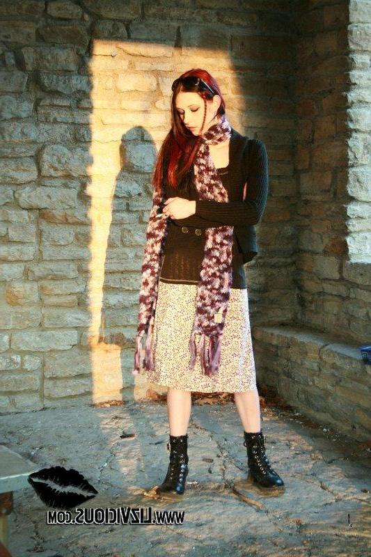 20P Pictures of Liz Vicious flashing her pussy outside
