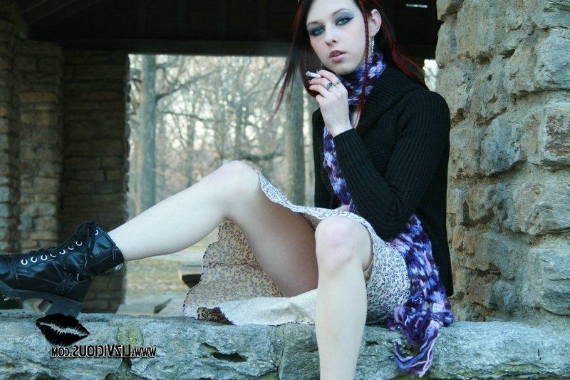 20P Pictures of Liz Vicious flashing her pussy outside