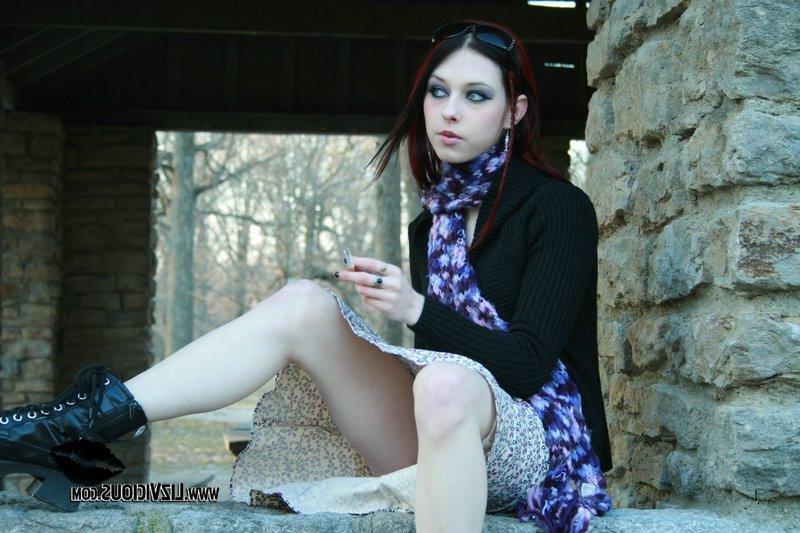 20P Pictures of Liz Vicious flashing her pussy outside