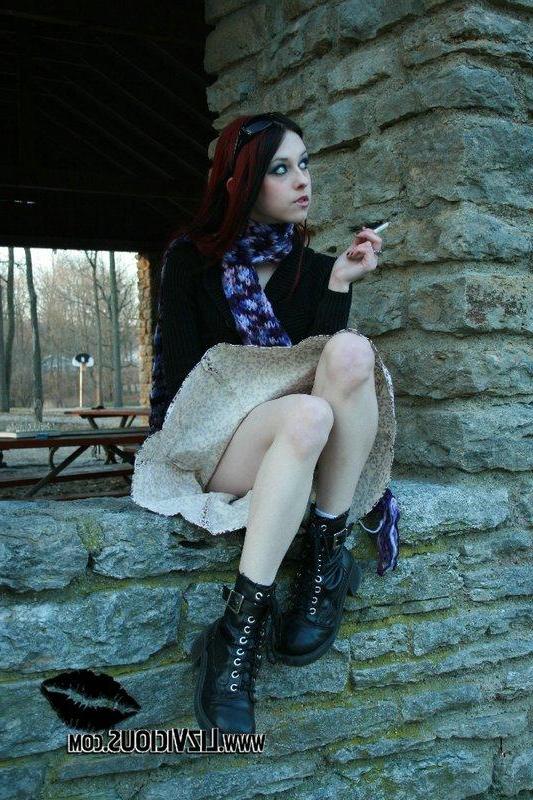 20P Pictures of Liz Vicious flashing her pussy outside